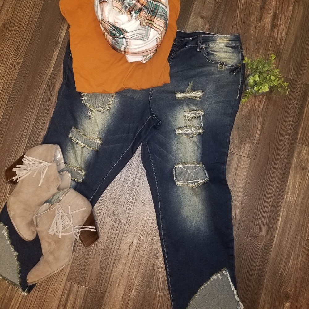 Cropped distressed jeans